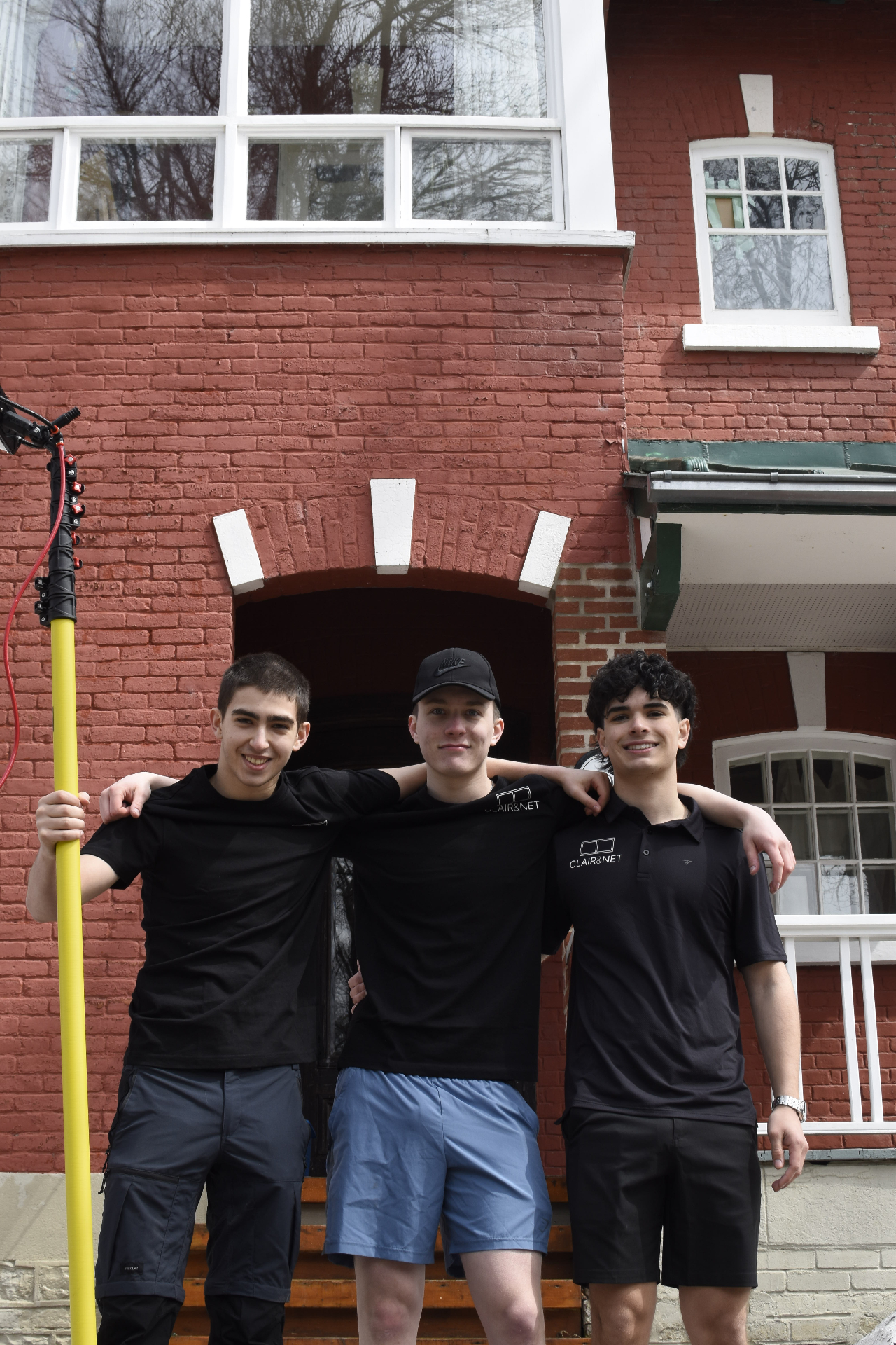 Édouard, William et Olivier — l'équipe Clair&Net BTR devant une maison de brique à Lévis